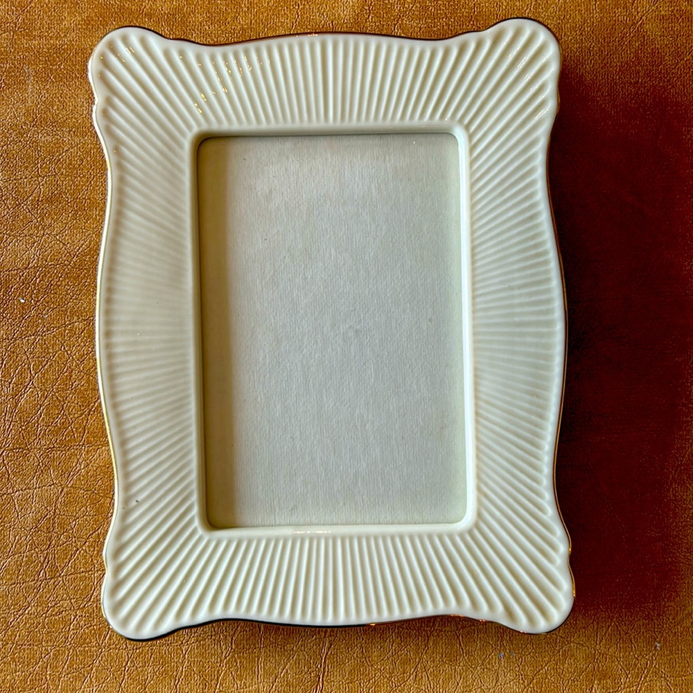 Lenox picture frame - frame is 5x7 and goes a 3x5 picture.